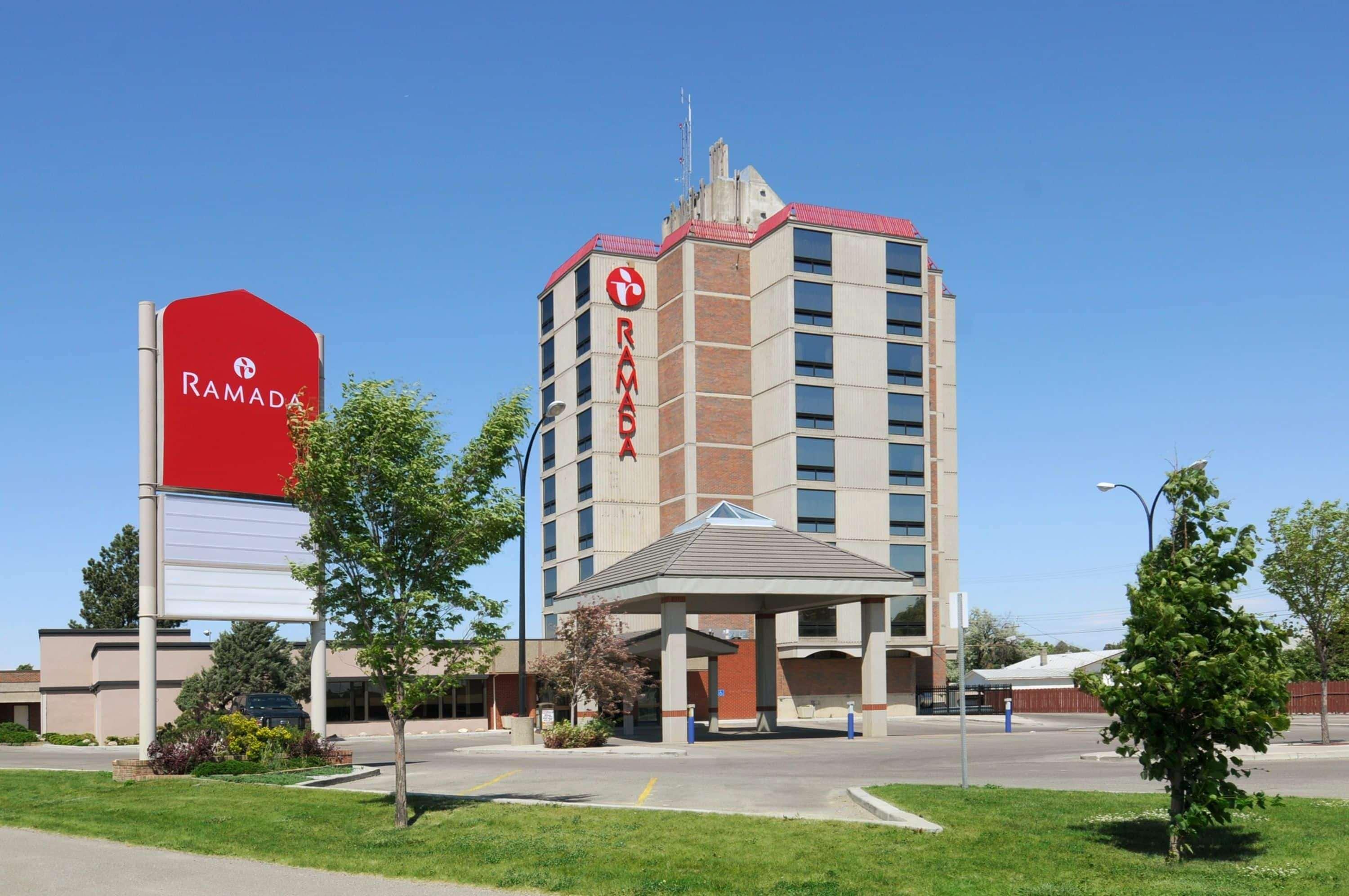 Ramada By Wyndham Lethbridge Hotel Bagian luar foto